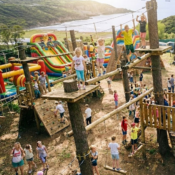 Çocuk büyüteçle inceliyor