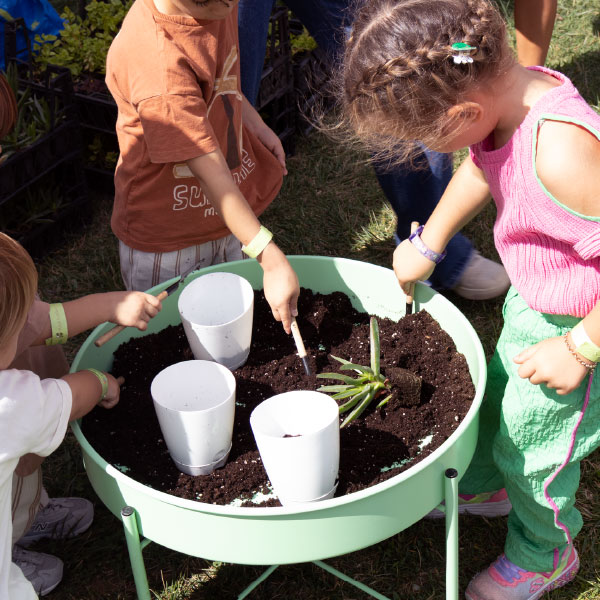 Kız çocuğu ormanda