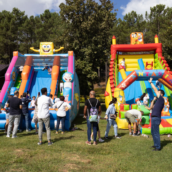 Resim yapan çocuklar