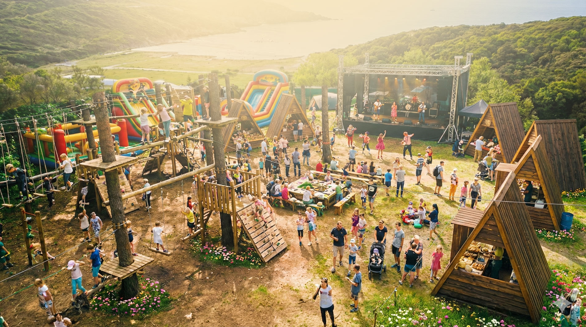 Mutlu çocuklar ormanda koşuyor